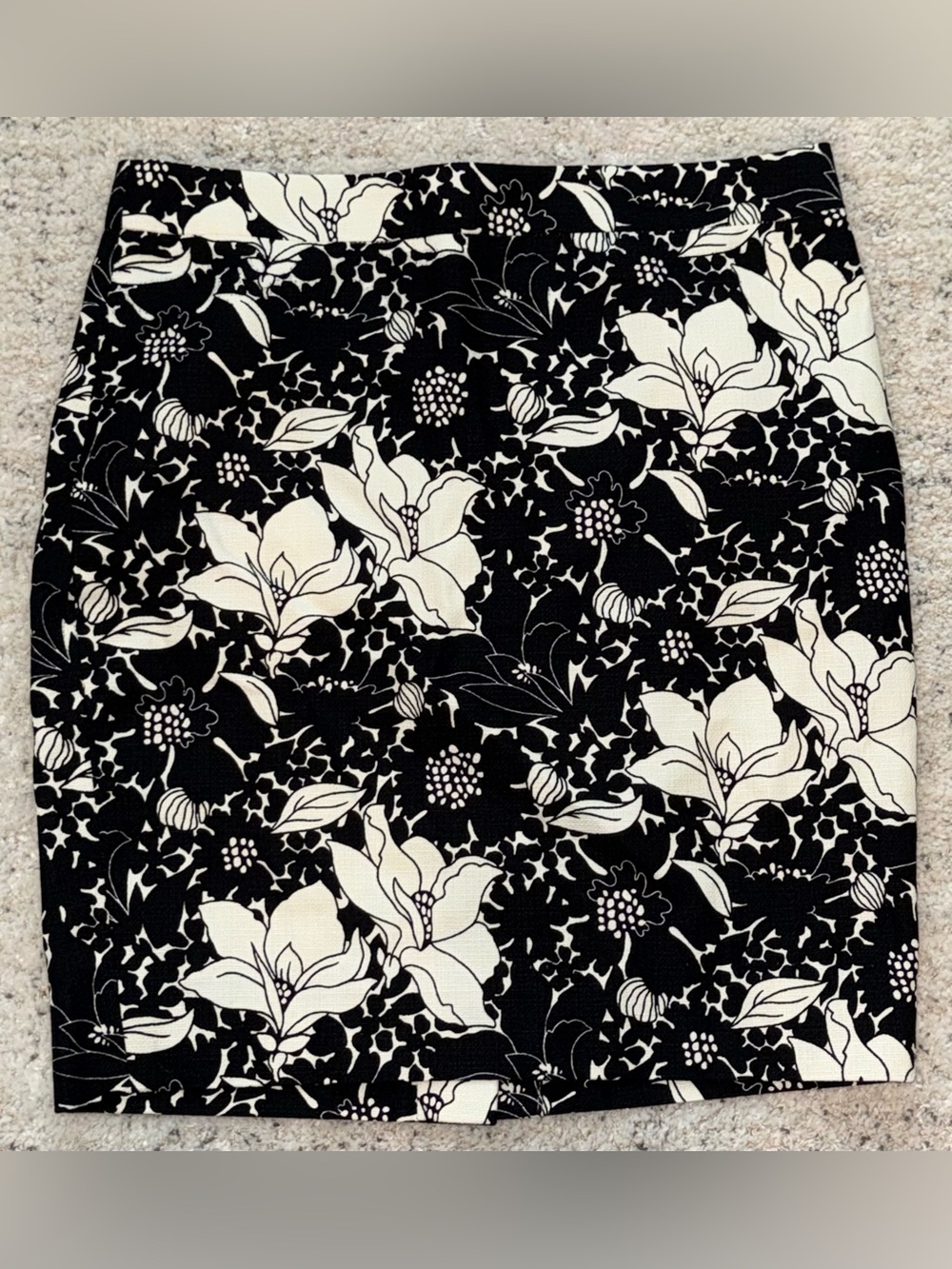 J.Crew The Pencil Skirt petite 4 4P Black White Floral Cotton Lined Pencil Skirt
